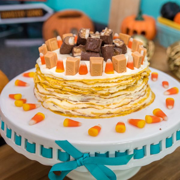 halloween-pumpkin-crepe-cake-with-candy-1