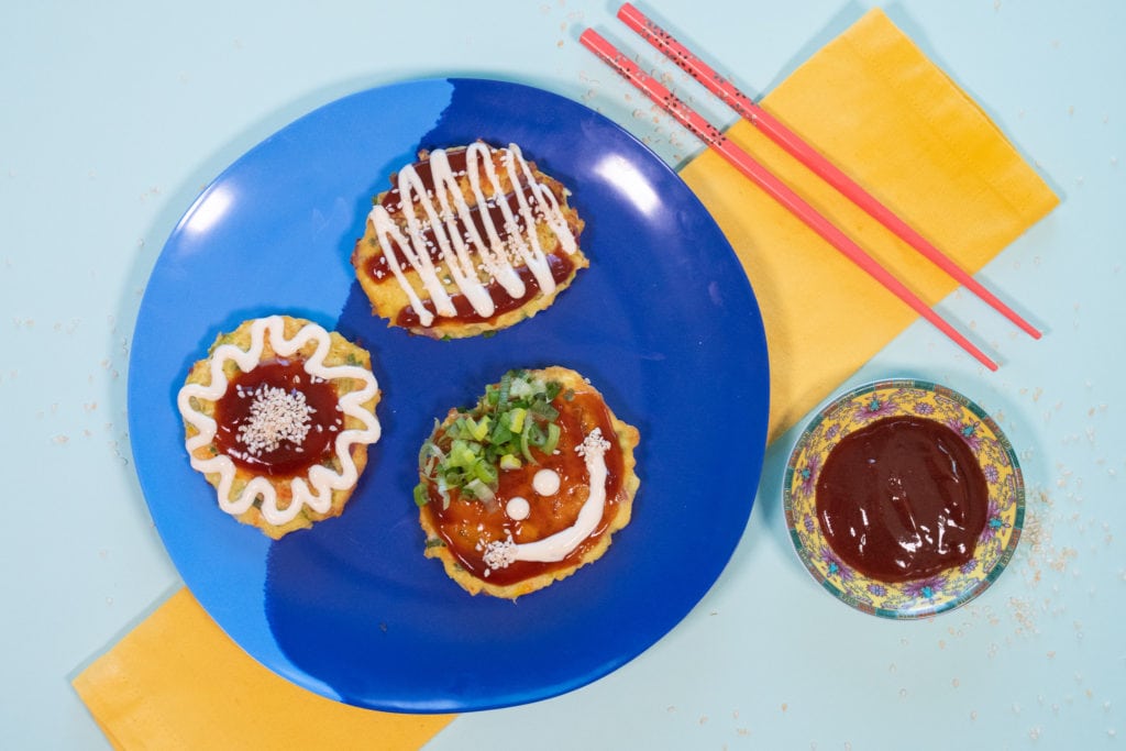 Raciones de Okonomiyaki para niños en un plato