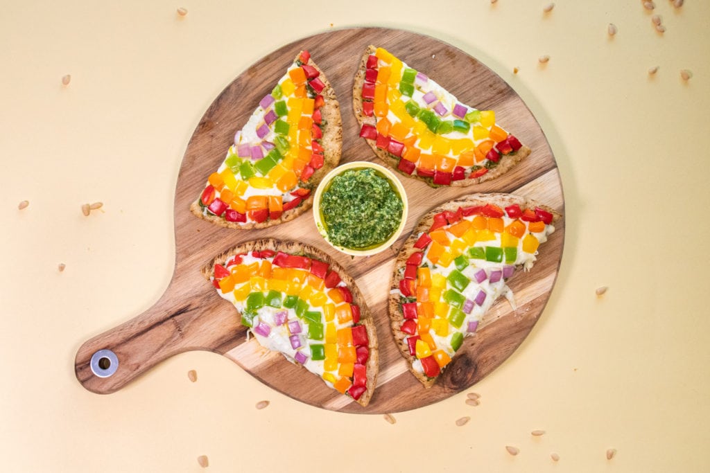 Porciones de pizza de pan pita arcoíris servidas