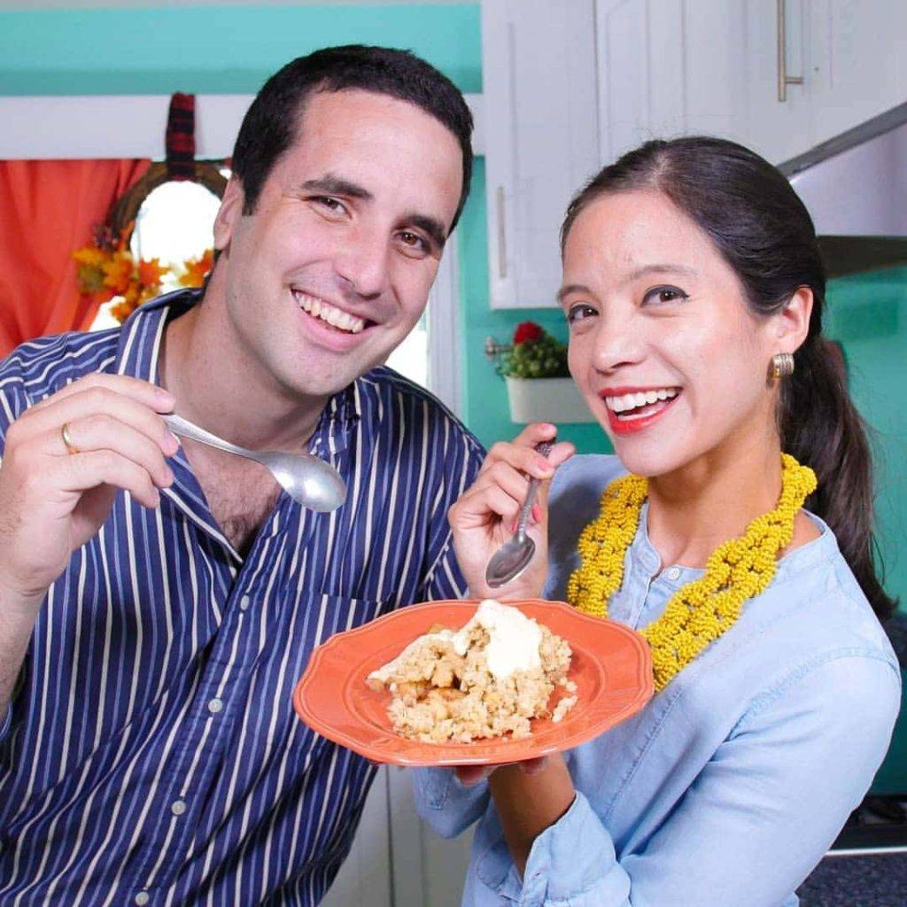 La Cooquete and Álvaro Matias showing their apple crumble