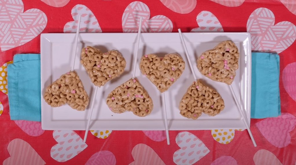 Honey Nut Cheerios Heart Shaped Treats servidos en bandeja blanca