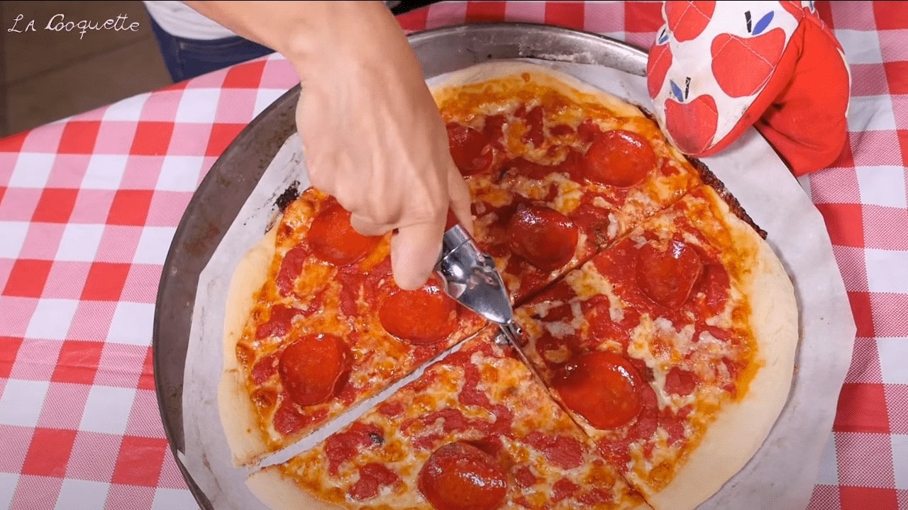 Cutting pizza in slices