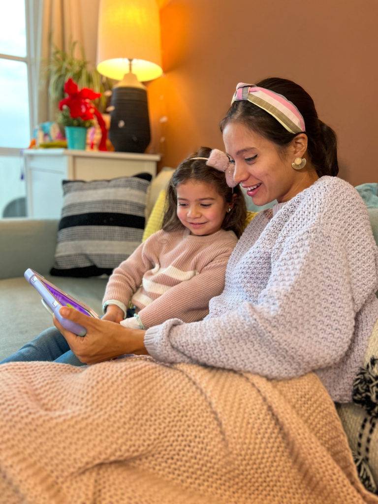 la madre ve la aplicación Kidsbeetv en el ipad con su hija