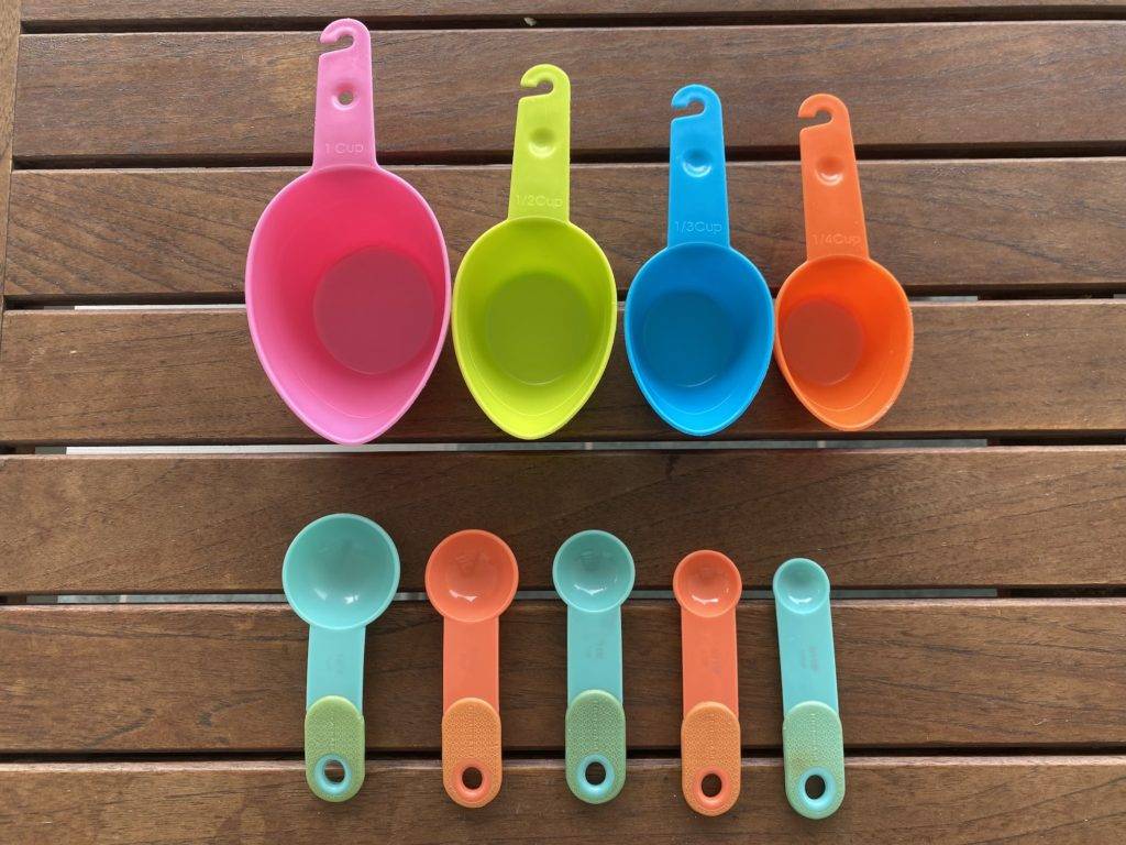 cucharas y tazas medidoras de color en medidas americanas