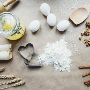 ingredientes para hornear galletas, harina huevo y mantequilla